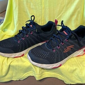 EUC Skechers air cooled memory foam light weight woman’s size 8 navy w/pink